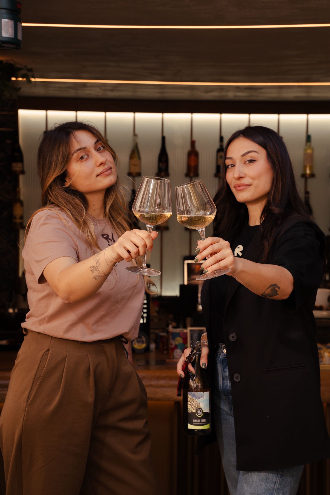 Interno elegante del RIMA Wine Bar con atmosfera accogliente